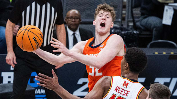 Illinois guard Kasparas Jakucionis shoots the ball while  Maryland forward Julian Reese.