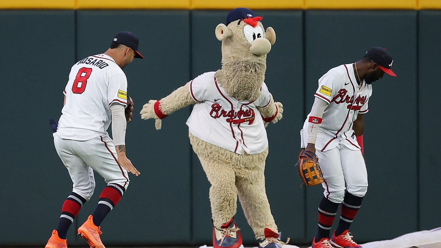 Blooper is rattled: Phillies fans come after poor Braves mascot ahead of  NLDS