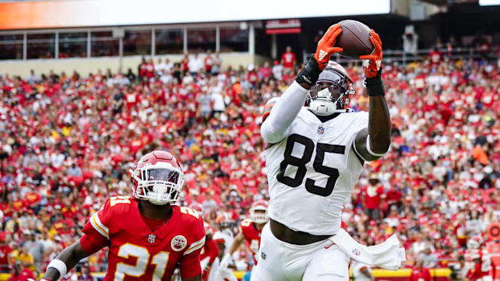 Aug 26, 2023; Kansas City, Missouri, USA; Cleveland Browns tight end David Njoku (85) catches a touchdown pass against Kansas City Chiefs safety Mike Edwards (21) during the first half at GEHA Field at Arrowhead Stadium. Mandatory Credit: Jay Biggerstaff-Imagn Images