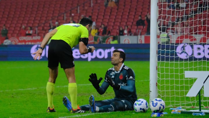 Goleiro do Vasco, Léo Jardim foi expulso por "fazer cera" Goleiro do Vasco, Léo Jardim foi expulso por "fazer cera"
