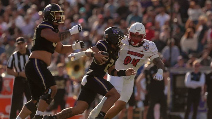 Washington’s Demond Williams Jr. (2) runs the ball and makes a touchdown during the 91st Tony the Tiger Sun Bowl game against Louisville on Tuesday, Dec. 31, 2024 at the Sun Bowl Stadium in El Paso, Texas.