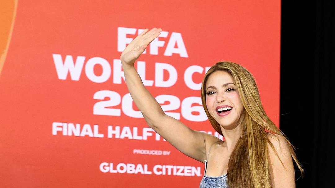 Shakira helps ring in the World Cup Shakira helps ring in the World Cup