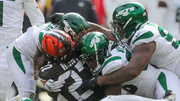 Browns running back Kareem Hunt is swarmed by the New York Jets,