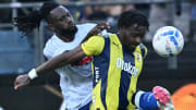 Bright Osayi-Samuel ikili mücadelede.