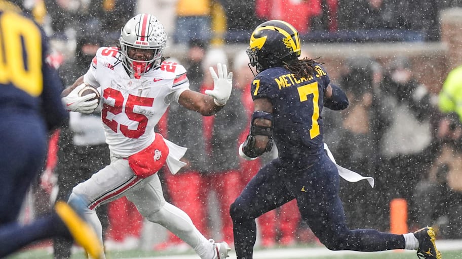 Ohio State running back Bo Jackson runs against Michigan defensive back TJ Metcalf.