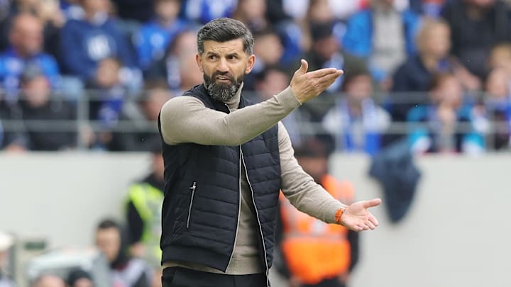 Miron Muslic bei der S04-Pleite in Karlsruhe