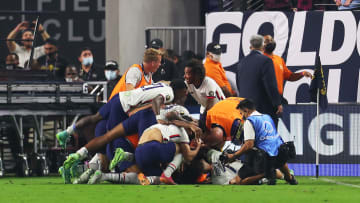 Jugadores de Estados Unidos celebran un gol.