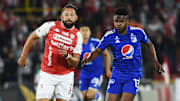 El uruguayo Matías Mier del Independiente y Elvis Perlaza de Millonarios durante el Apertura 2022.