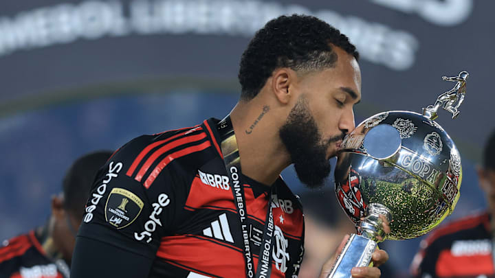 Juninho, la apuesta de Pumas para resolver su problema ofensivo. El delantero besa la Copa Libertadores que ganó con Flamengo. Juninho, la apuesta de Pumas para resolver su problema ofensivo. El delantero besa la Copa Libertadores que ganó con Flamengo.