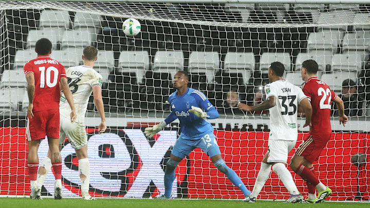 John joga pelo Nottingham Forest, da Inglaterra John joga pelo Nottingham Forest, da Inglaterra