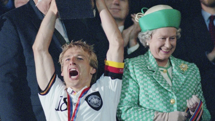 La Reina Isabel II entregó la Eurocopa en 1996
