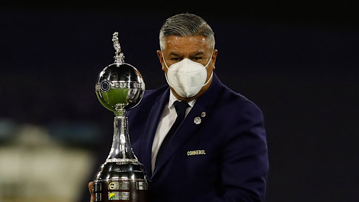 Tapia con la Copa Libertadores de América. Tapia con la Copa Libertadores de América.
