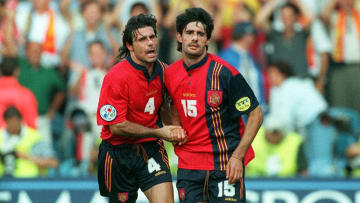 Rafael Alkorta y José Luis Pérez Caminero disputando la Eurocopa de 1996, cuando enfrentaron a Inglaterra