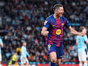 Porté par un Robert Lewandowski auteur d'un doublé, le FC Barcelone s'impose sur la pelouse du Celta de Vigo et revient à trois points du Real Madrid, toujours leader. 