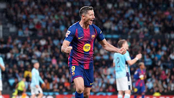 Porté par un Robert Lewandowski auteur d'un doublé, le FC Barcelone s'impose sur la pelouse du Celta de Vigo et revient à trois points du Real Madrid, toujours leader. 