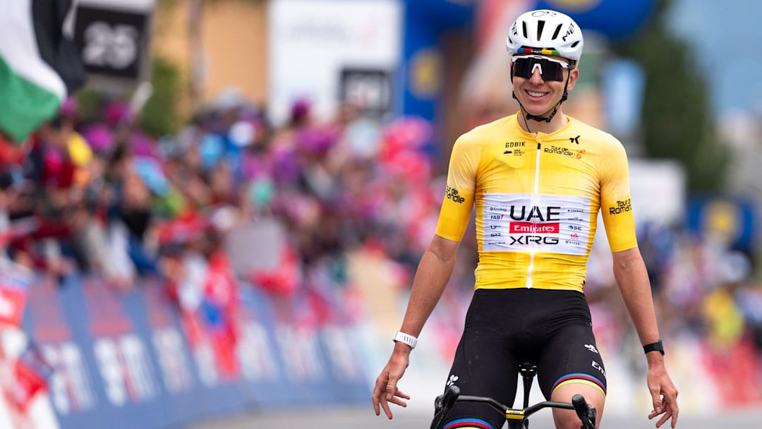 El ciclista esloveno Tadej Pogacar, del equipo UAE Team Emirates-XRG, luce el maillot amarillo de líder mientras festeja su triunfo al cruzar la meta en la última etapa del Tour de Romandía.