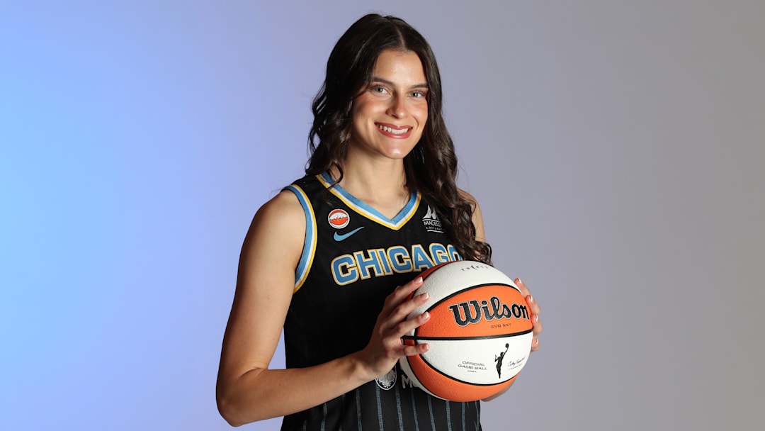 En su debut, la base de 22 años exhibió la versatilidad que la proyectó como la quinta selección global del último draft