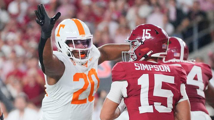 Tennessee Volunteers defensive lineman Bryson Eason (20) pressures Alabama Crimson Tide quarterback Ty Simpson (15)