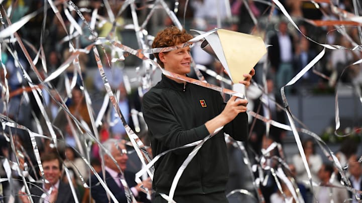 El italiano Jannik Sinner posa con el trofeo tras derrotar al alemán Alexander Zverev en la final masculina durante el torneo Mutua Madrid Open 2026 en la Caja Mágica