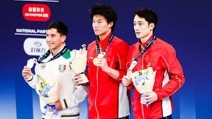 Yuming Bai, Randal Willars Valdez  y Junjie Lian celebran tras la final de plataforma de 10 metros masculina durante la tercera jornada de la Superfinal de la Copa del Mundo de Clavados