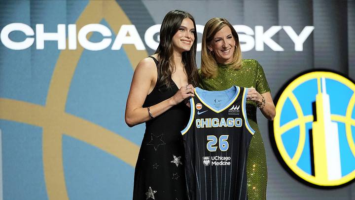 Gabriela Jaquez, de UCLA, posa junto a la comisionada de la WNBA, Cathy Engelbert, tras ser seleccionada en la quinta posición global por el Chicago Sky durante el Draft 2026.
