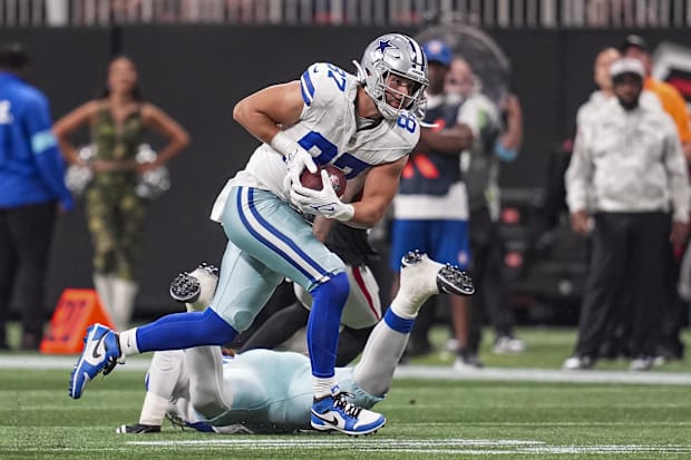 Dallas Cowboys TE Jake Ferguson runs after a catch against the Atlanta Falcons.