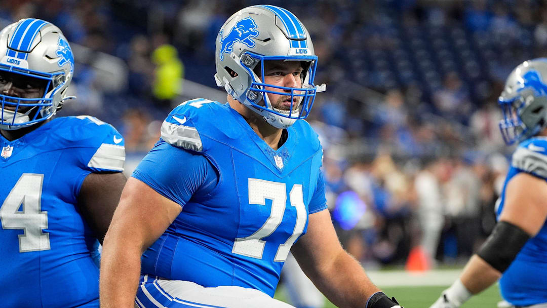 Detroit Lions guard Kevin Zeitler (71) warm up before the Tampa Bay Buccaneers game at Ford Field in Detroit on Sunday, September 15, 2024.