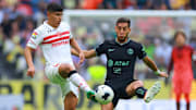 Kevin Castañeda (Toluca) compite por el balón con el uruguayo Sebastián Cáceres (América).