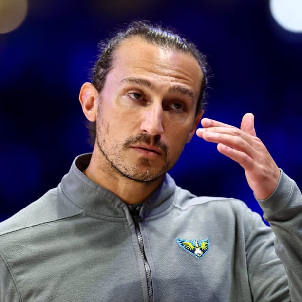 Dallas Wings head coach Chris Koclanes