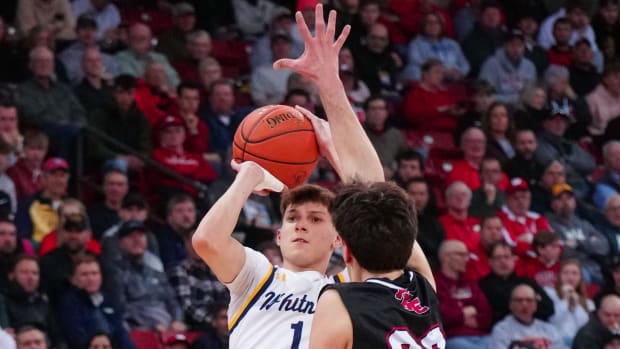Austin Herro (1) de Whitnall se eleva por tres sobre Milan Momcilovic (22) de Pewaukee durante el campeonato estatal de baloncesto masculino de la División 2 de la WIAA en el Kohl Center en Madison el sábado 18 de marzo de 2023.