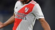 River Plate despide la camiseta con escudo de bordes negros.