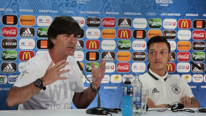 Joachim Löw ile Mesut Özil basın toplantısında yan yana