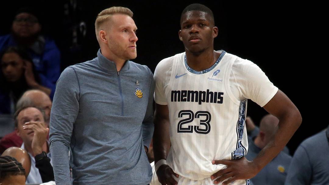 Apr 3, 2026; Memphis, Tennessee, USA; Memphis Grizzlies head coach Tuomas Iisalo talks with forward Cedric Coward (23) during the second quarter against the Toronto Raptors at FedExForum. Mandatory Credit: Petre Thomas-Imagn Images Apr 3, 2026; Memphis, Tennessee, USA; Memphis Grizzlies head coach Tuomas Iisalo talks with forward Cedric Coward (23) during the second quarter against the Toronto Raptors at FedExForum. Mandatory Credit: Petre Thomas-Imagn Images