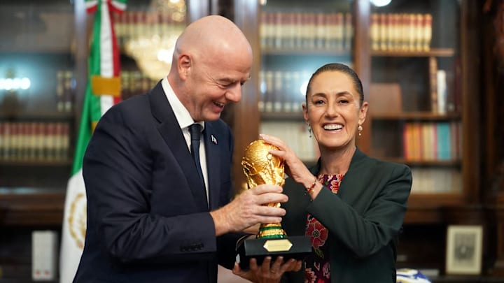 Gianni Infantino visitó a la presidenta Claudia Sheinbaum para entregarle un boleto a la Copa del Mundo de 2026