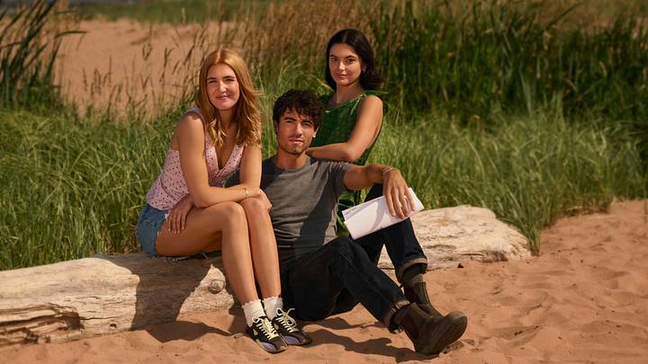 This Summer Will Be Different. (L to R) Sophie Nélisse as Lucy Ashby, Roby Attal as Felix Clark, Francesca Reale as Bridget Clark for the start of production of This Summer Will Be Different. Cr. Amanda Matlovich/Netflix © 2026