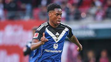 (Un)gewohntes Bild: Der Hauptsponsor HanseMerkur wird am Samstag vom Trikot von Albert Lokonga verschwinden