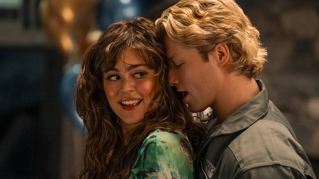 Allie Hayes (Mika Abdalla) and Dean Di Laurentis (Stephen Thomas Kalyn) in OFF CAMPUS SEASON 1