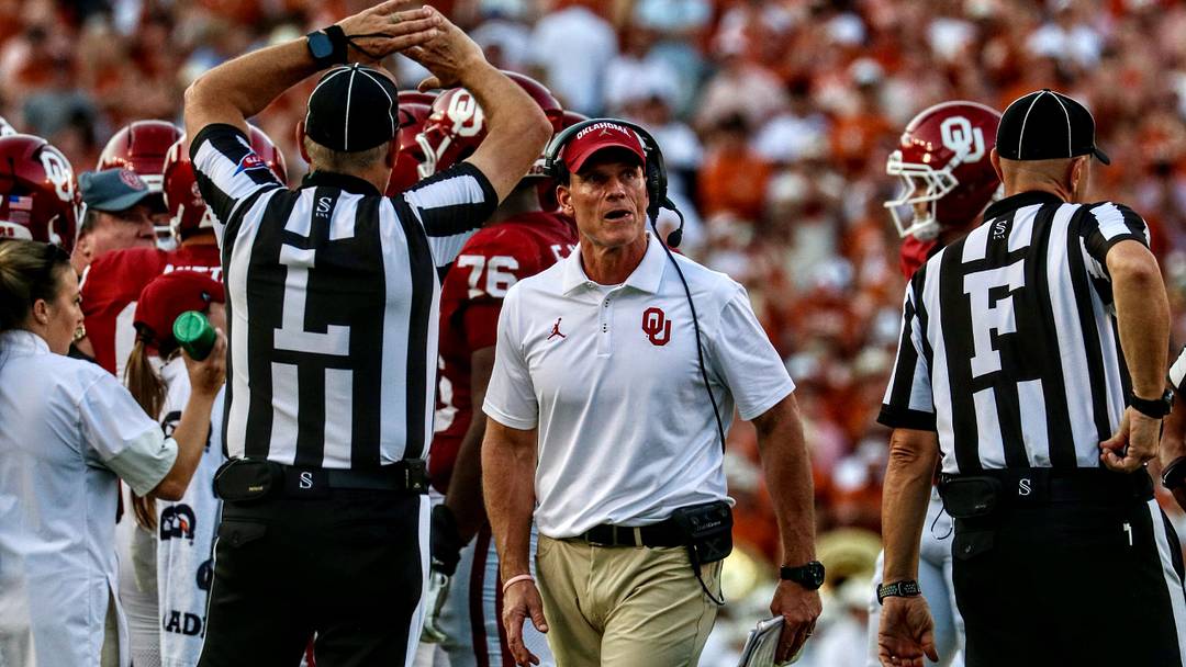 Oklahoma coach Brent Venables coaches against Texas.