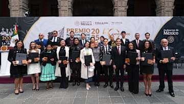 Los ganadores del Premio Nacional de Deportes junto a la presidenta de México, Claudia Sheinbaum.