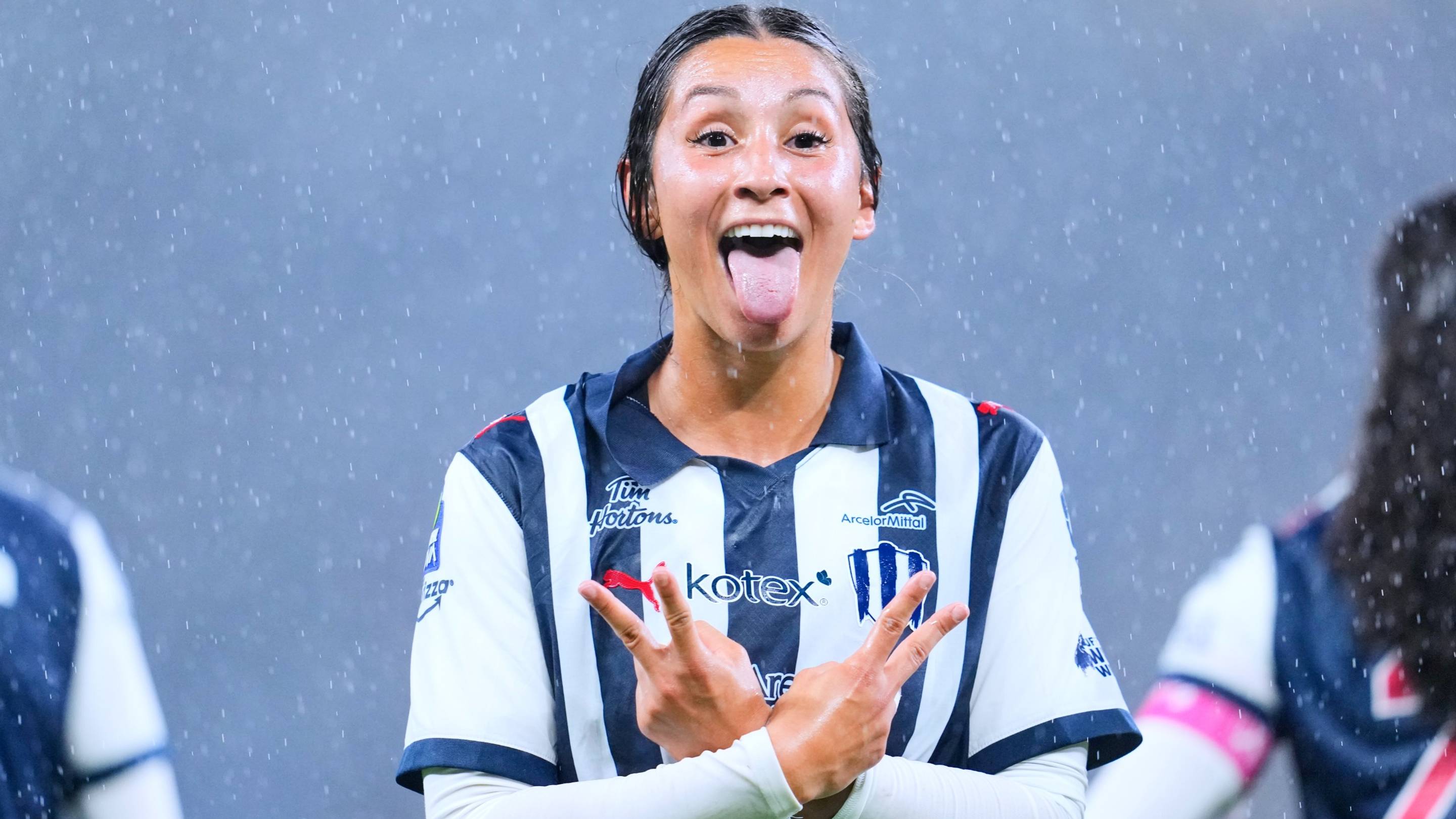 Rayadas remonta, derrota 4-3 al América Femenil y le quita invicto y superliderato