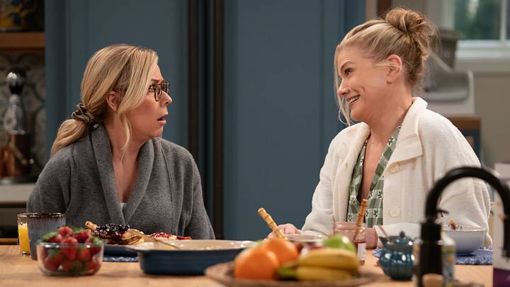 Leanne S2. (L to R) Leanne Morgan (Executive Director) as Leanne and Kristen Johnston as Carol in Episode #201 of Leanne S2