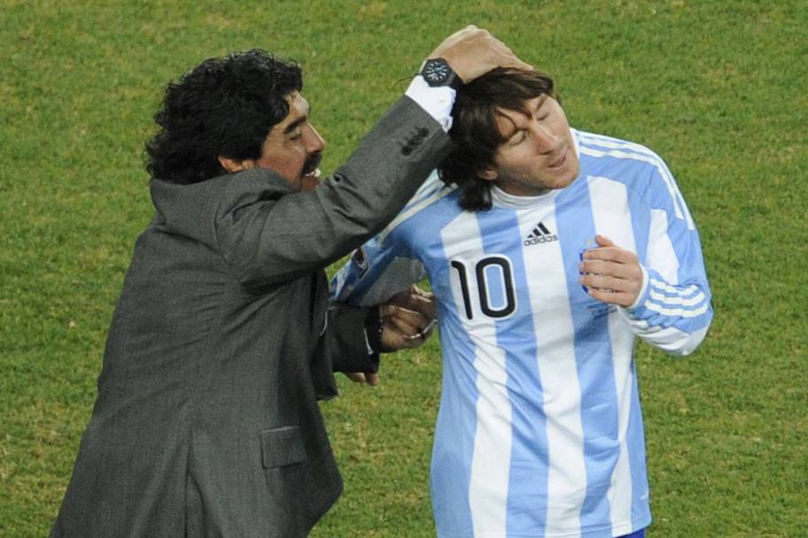 Diego Maradona (left) and Lionel Messi.