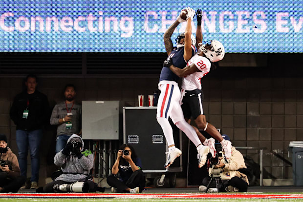 Arizona Wildcats wide receiver Tetairoa McMillan catches the ball to make a touchdown against the Houston Cougars.