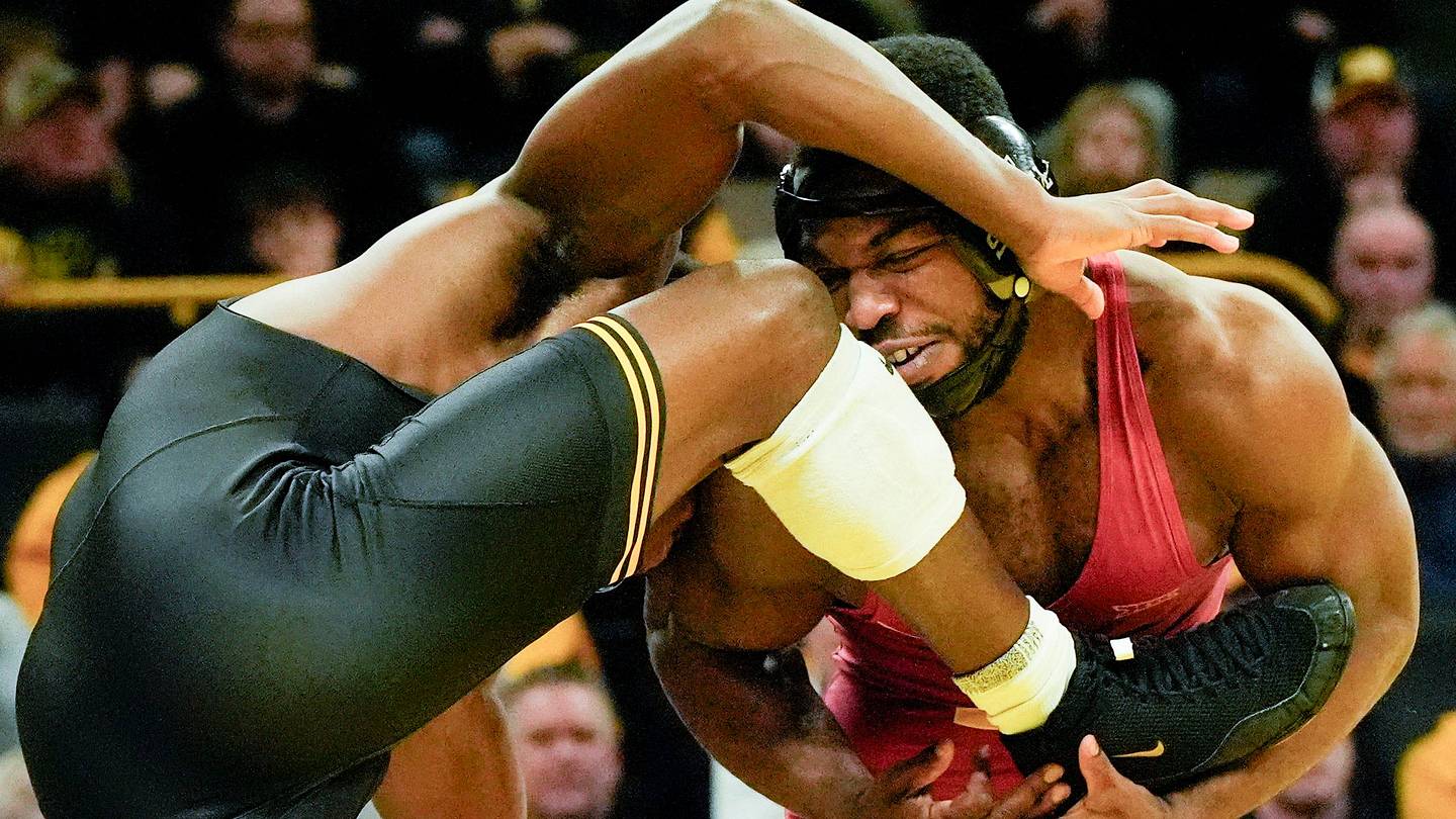 アイオワ州立大学レスリングはリーグ戦で完璧を維持、ウェストバージニア州を破る
