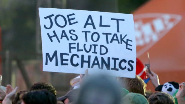 A sign that reads JOE ALT HAS TO TAKE FLUID MECHANICS at College Gameday 2023 at Notre Dame