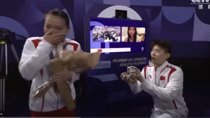 Liu Yuchen proposes to Huang Ya Qiong after she won gold at the Paris Olympics. 