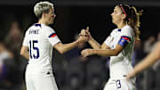 Megan Rapinoe et Alex Morgan soutiennent les joueurs de l'équipe de France féminine. 