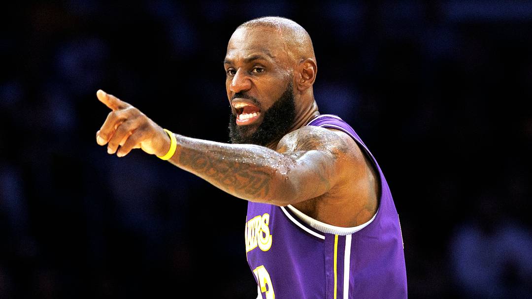 Lakers vs 76ers in Los Angeles, CA