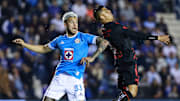 El defensa argentino Gonzalo Piovi, de Cruz Azul, y el estadounidense Joe Benny Corona de Xolos durante la fase regular