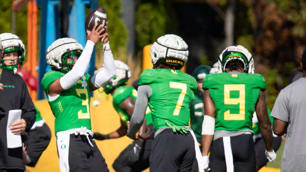 regon defensive back Brandon Johnson carries a ball during practice with the Oregon Ducks